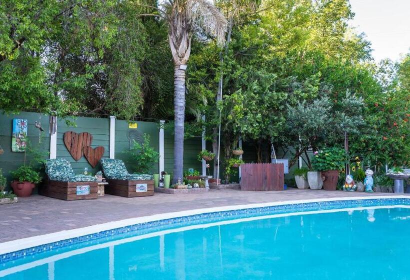 スタンダードスタジオ, Gabbys Cottage Guesthouse