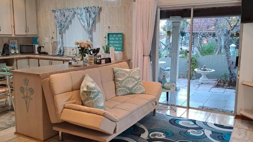 スタンダードスタジオ, Gabbys Cottage Guesthouse