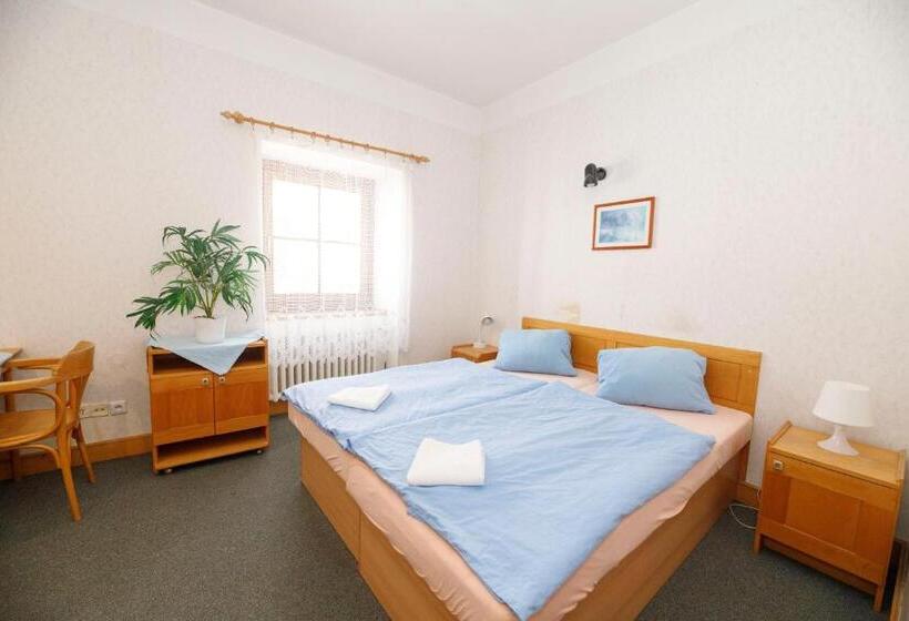 اتاق استاندارد چهار تخته, Malá Rennerovka