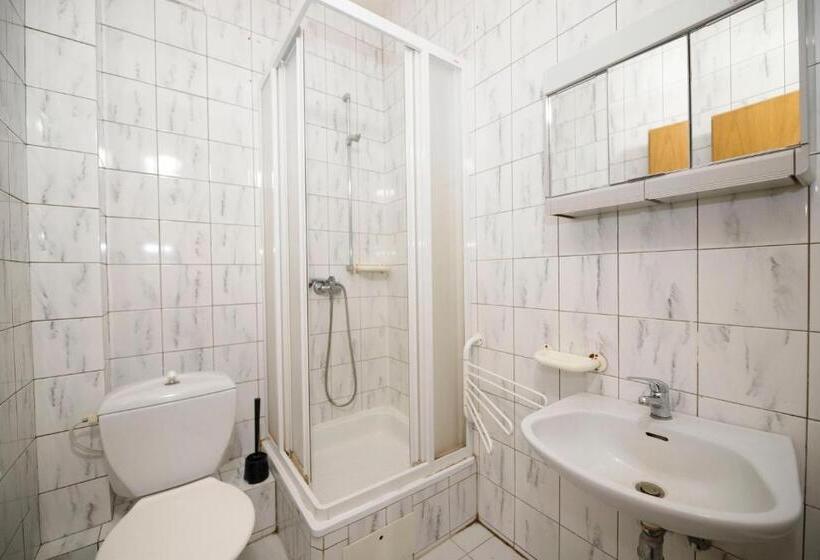 اتاق استاندارد چهار تخته, Malá Rennerovka