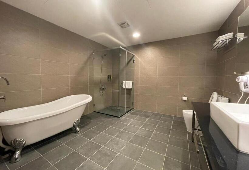 اتاق لوکس خانوادگی, Ningcui Business