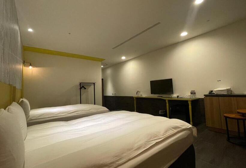 اتاق لوکس خانوادگی, Ningcui Business