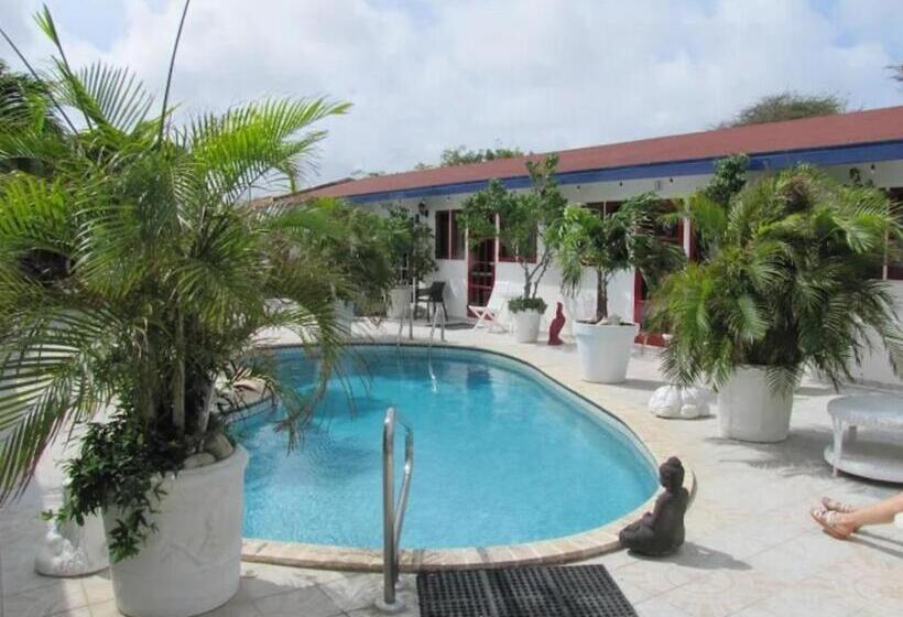 سوییت جونیور با چشم‌انداز استخر, First Day Hotel On Aruba!