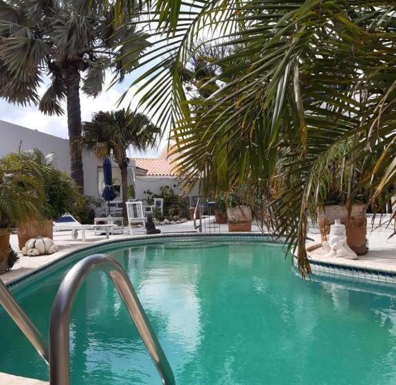 اتاق خانوادگی, First Day Hotel On Aruba!