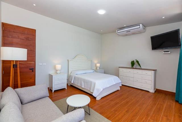 سوییت خانوادگی, Hospedaje Caleta Grau