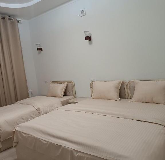 غرفة ديلوكس ثلاثية, Dari Zanjir