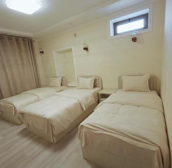 غرفة ديلوكس ثلاثية, Dari Zanjir