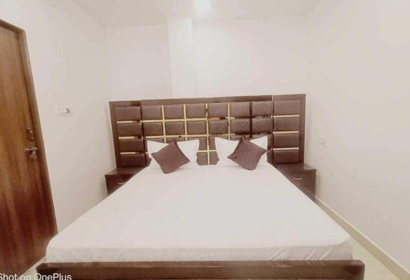 トリプルクラシックルーム, Oyo Flagship Royal Velvet Hotel & Banquet