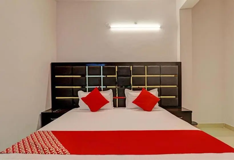 Classic Kolmen Hengen Huone, Oyo Flagship Royal Velvet Hotel & Banquet