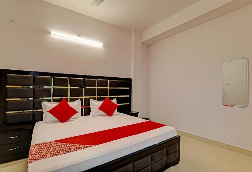 トリプルクラシックルーム, Oyo Flagship Royal Velvet Hotel & Banquet