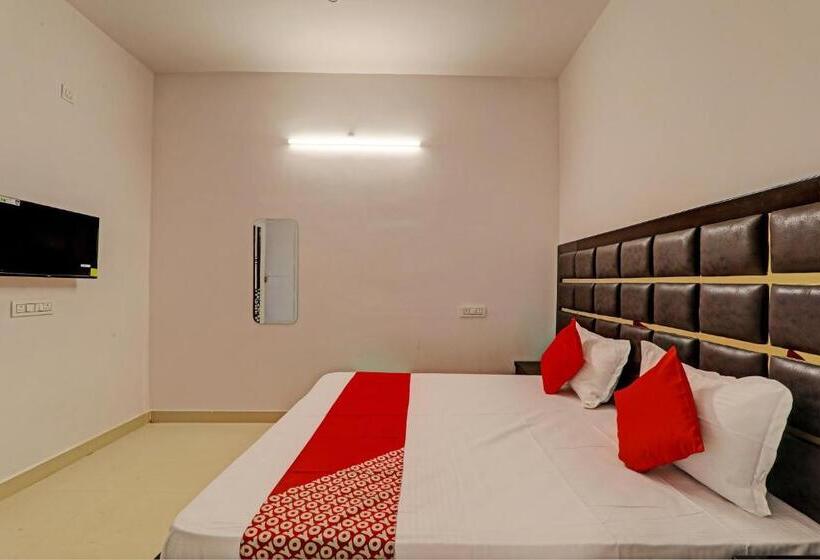 トリプルクラシックルーム, Oyo Flagship Royal Velvet Hotel & Banquet