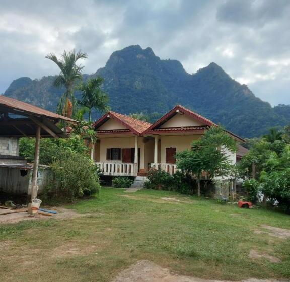 חדר סטנדרט לשלושה עם מרפסת, Sainamhoun Guesthouse