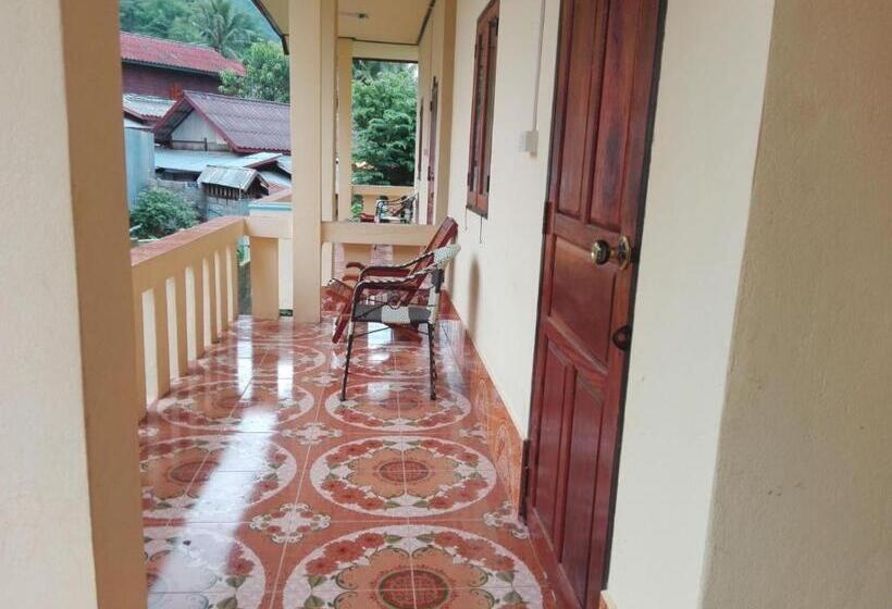 חדר סטנדרט לשלושה עם מרפסת, Sainamhoun Guesthouse