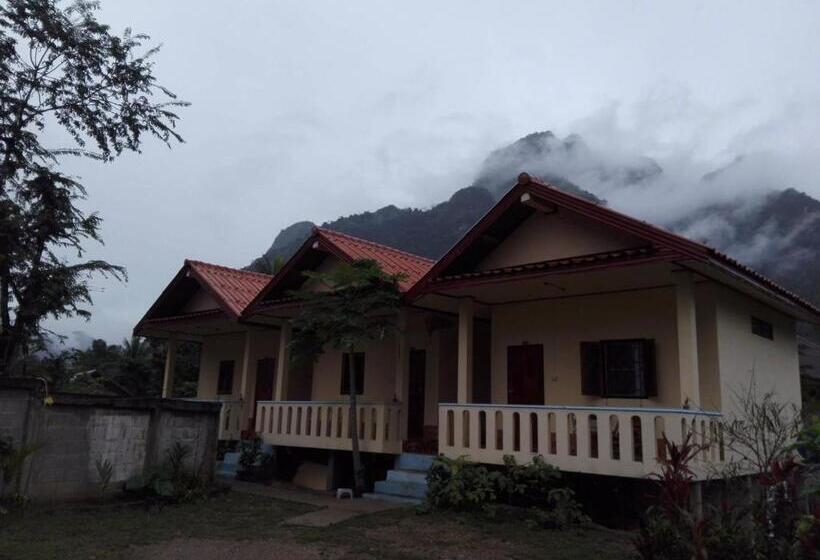 חדר סטנדרט לשלושה עם מרפסת, Sainamhoun Guesthouse