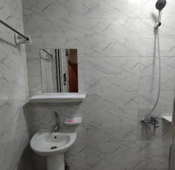 Economy Triple Room, Revento
