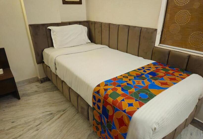 اتاق لوکس سه تخته, Sahibs Corporate Inn   Family & Corporate
