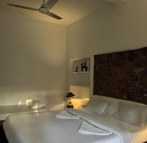 اتاق کلاسیک سه تخته, The People Hostel