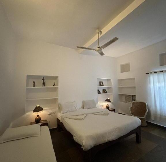 اتاق کلاسیک سه تخته, The People Hostel