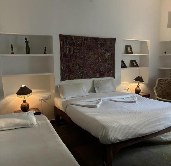 اتاق کلاسیک سه تخته, The People Hostel