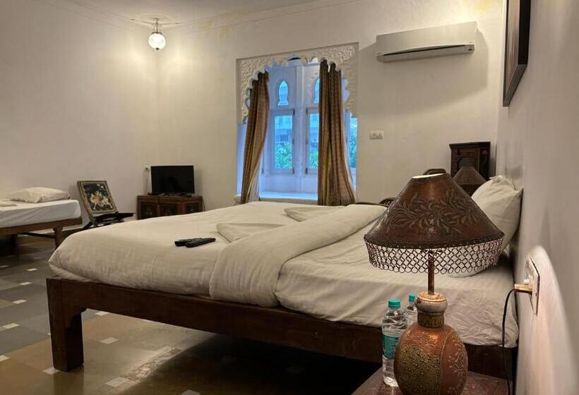 سوییت, The People Hostel