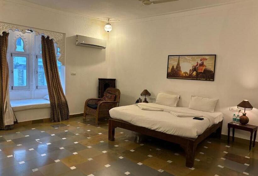 سوییت, The People Hostel