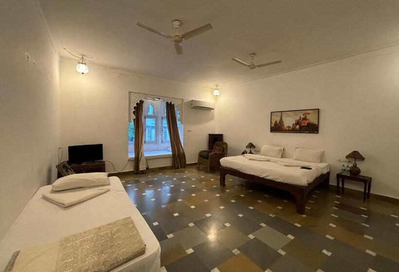 سوییت, The People Hostel