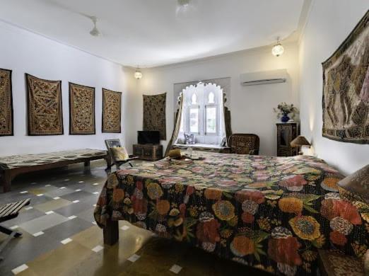 سوییت, The People Hostel