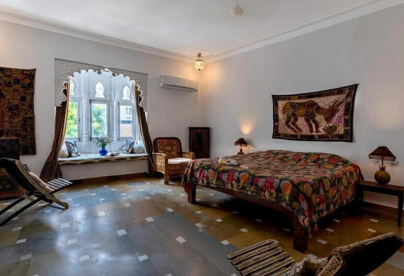 سوییت, The People Hostel