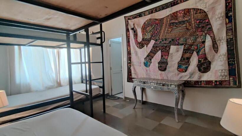 تختخواب در اتاق مشترک, The People Hostel