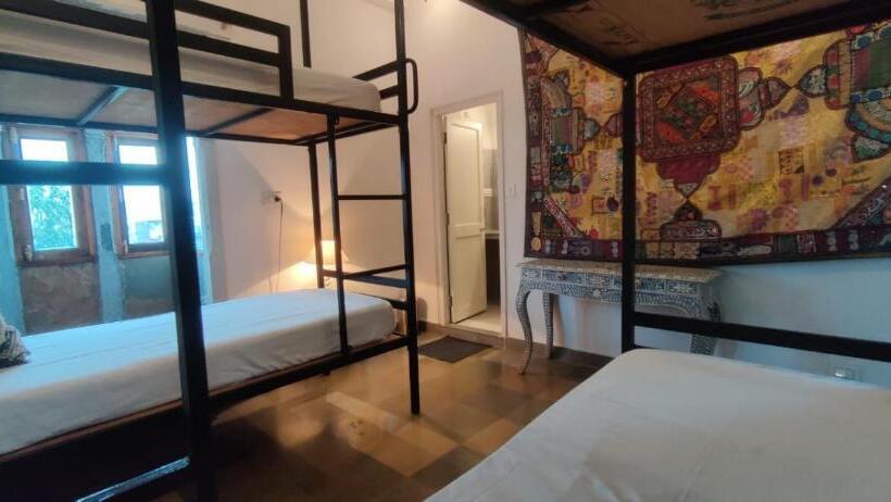 تختخواب در اتاق مشترک, The People Hostel