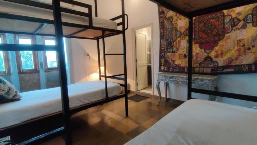 تختخواب در اتاق مشترک, The People Hostel