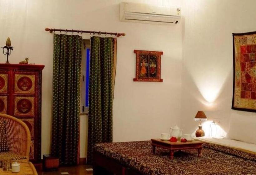 اتاق لوکس, The People Hostel