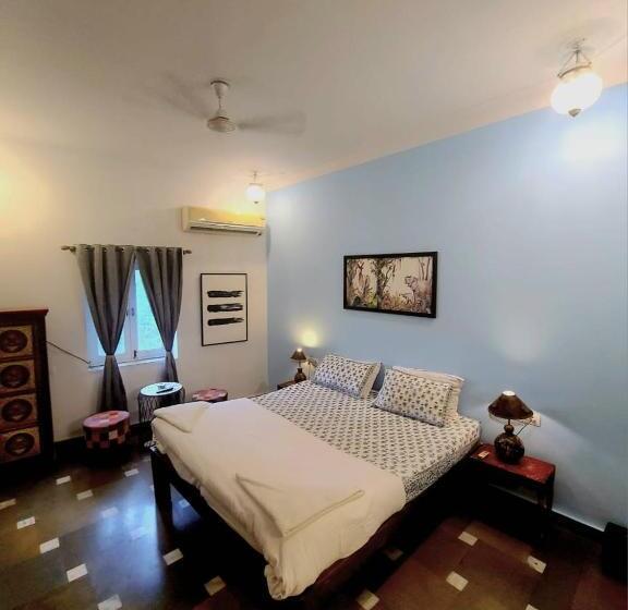 اتاق لوکس, The People Hostel