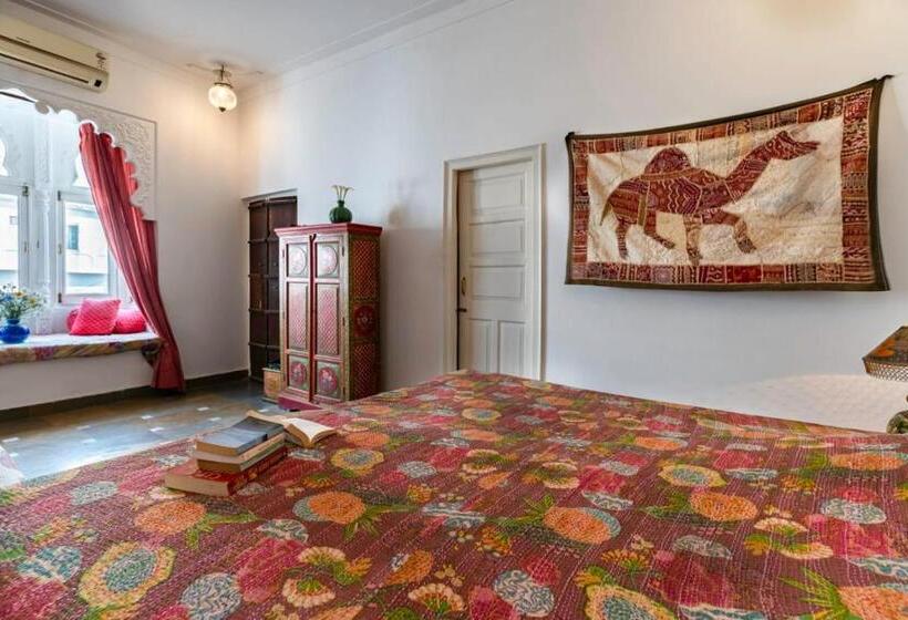 اتاق کلاسیک سه تخته, The People Hostel