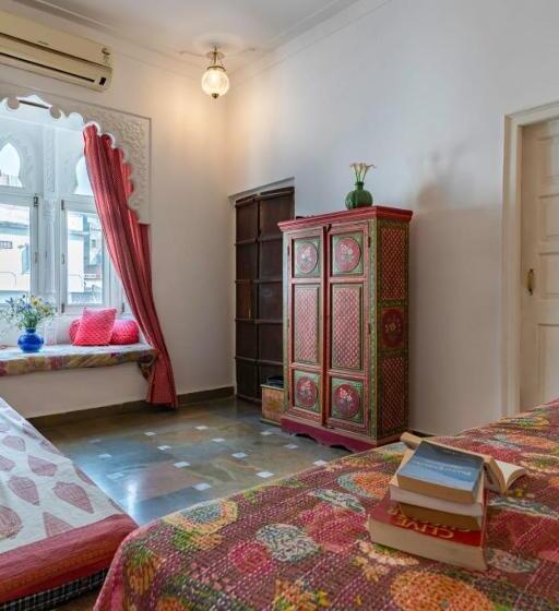 اتاق کلاسیک سه تخته, The People Hostel