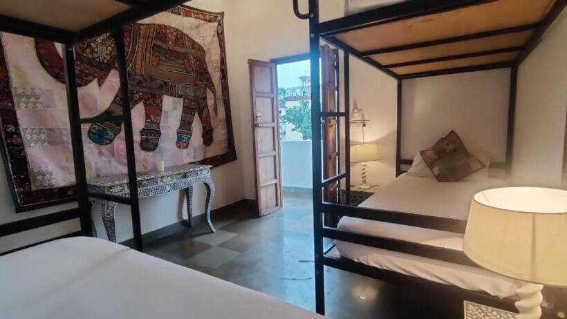 تختخواب در اتاق مشترک, The People Hostel