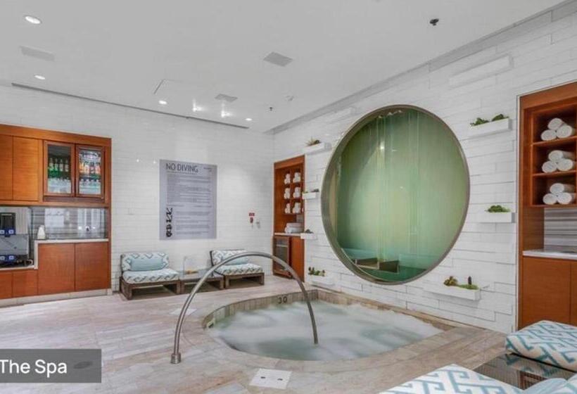 מיטת קינג בסוויטה, Vdara Hotel Premium Studio Suite  Free Valet Parking