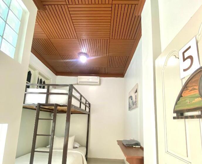 标准单人间共用浴室, Sentosa Lodge