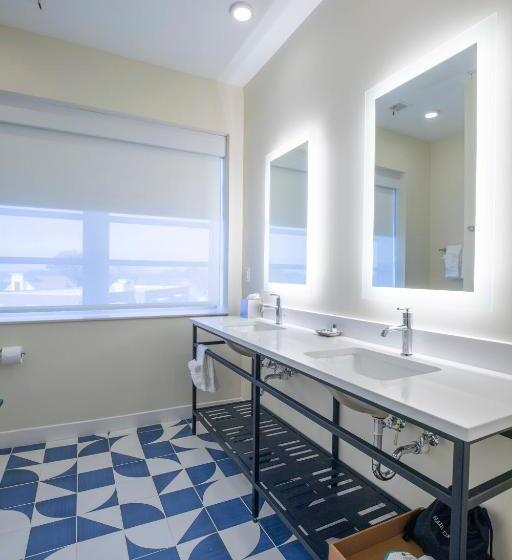 Люкс Deluxe Кровать Кинг, The Holbrook