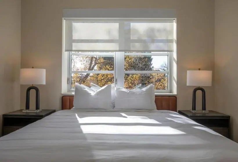 Deluxe Suite King Bed, The Holbrook