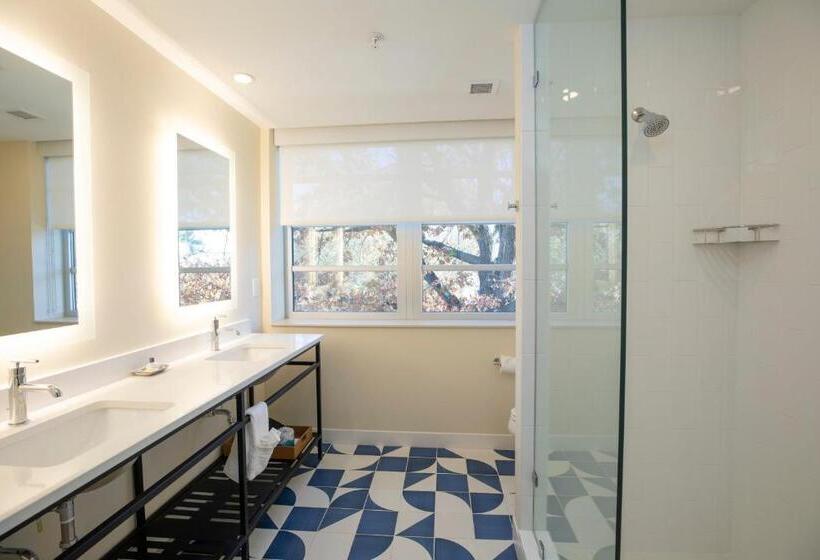 Номер Стандарт, The Holbrook