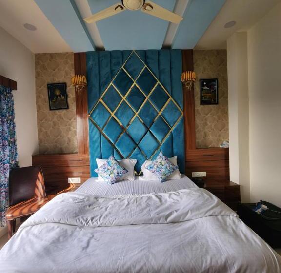 חדר דלוקס, The Royal In