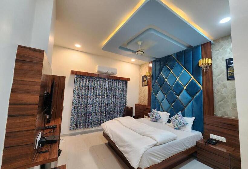 חדר דלוקס, The Royal In