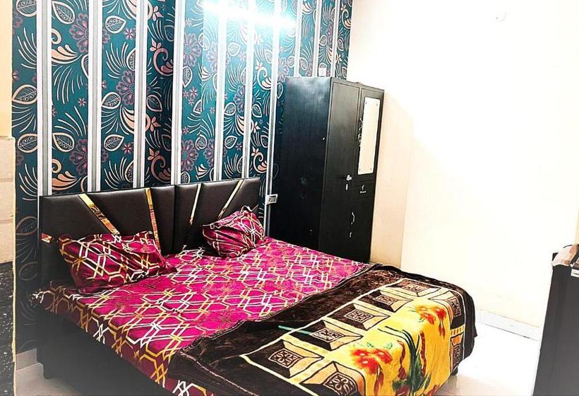 Номер Economy, J.s Apartments    Hotel & Homestay    Rooms For Students, Parents, Family & Couples