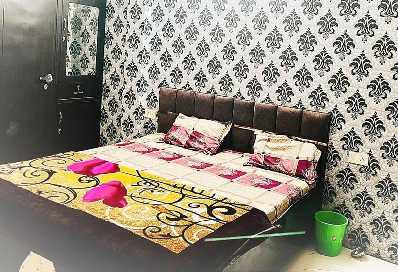 Номер Economy, J.s Apartments    Hotel & Homestay    Rooms For Students, Parents, Family & Couples