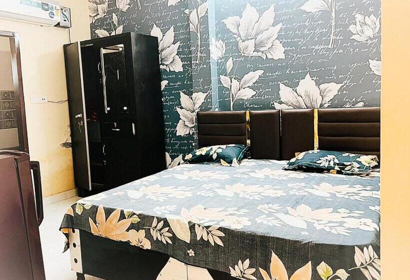 Номер Economy, J.s Apartments    Hotel & Homestay    Rooms For Students, Parents, Family & Couples