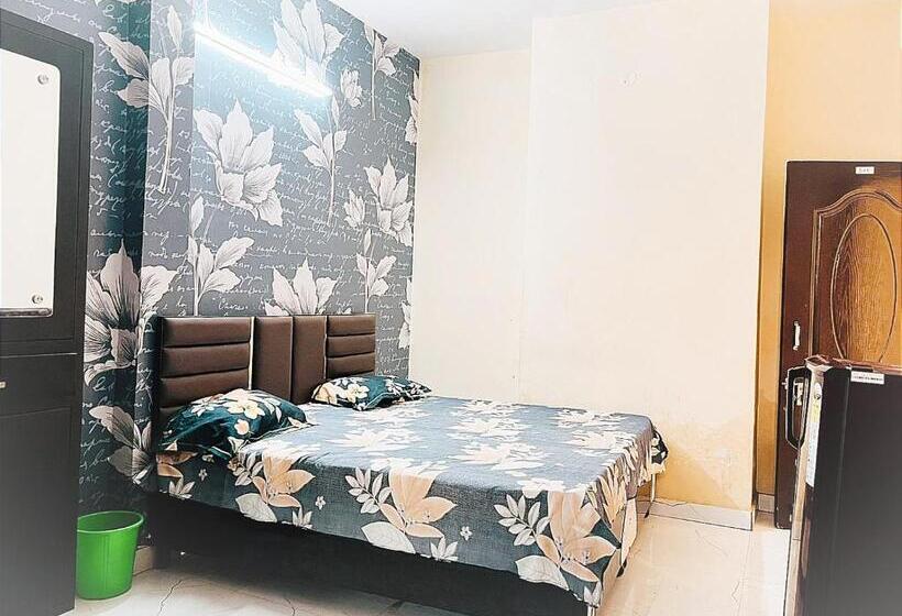 Номер Economy, J.s Apartments    Hotel & Homestay    Rooms For Students, Parents, Family & Couples