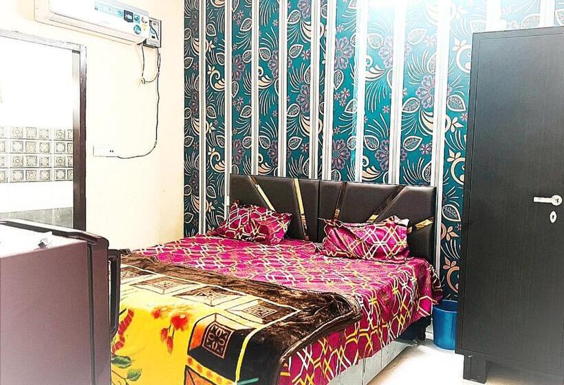 Номер Economy, J.s Apartments    Hotel & Homestay    Rooms For Students, Parents, Family & Couples