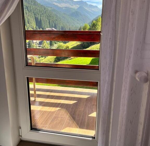 Deluxe Trippelrum, Matei Moieciu De Sus