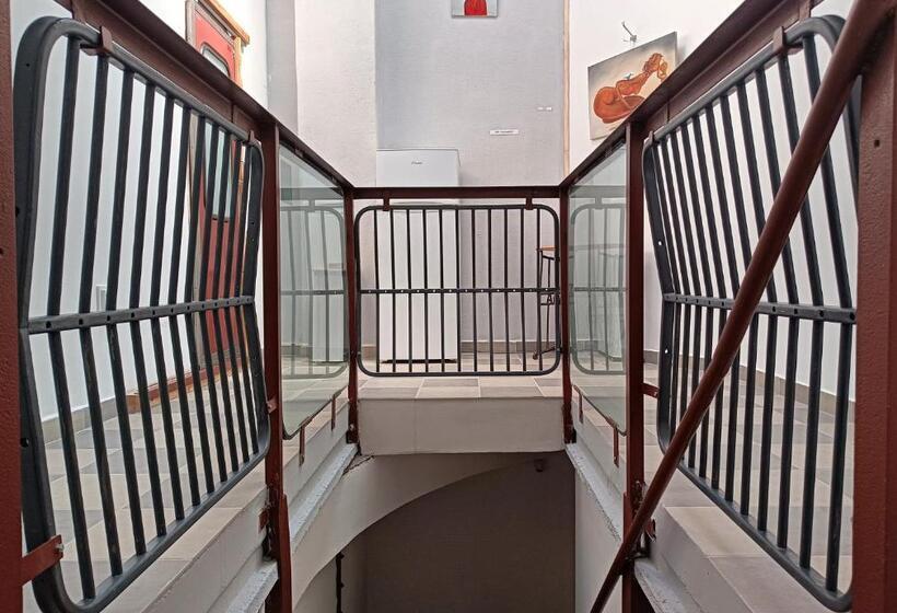 غرفة قياسية سرير كينج, Toronyszoba